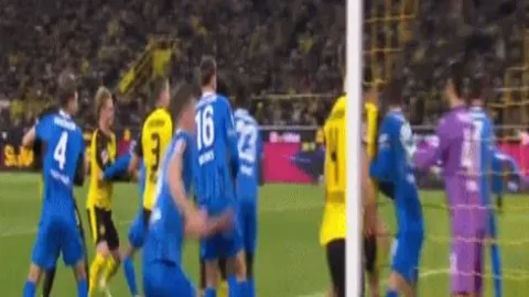 孙兴慜赛场传球受阻，支撑脚深陷草皮引发关注